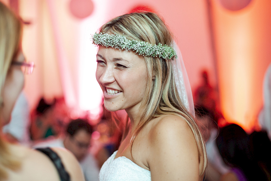 Katja Velmans Hochzeitsfotograf Düsseldorf – Kirchliche Trauung in der Altstadt und Hochzeitsfeier auf dem Nothenhof