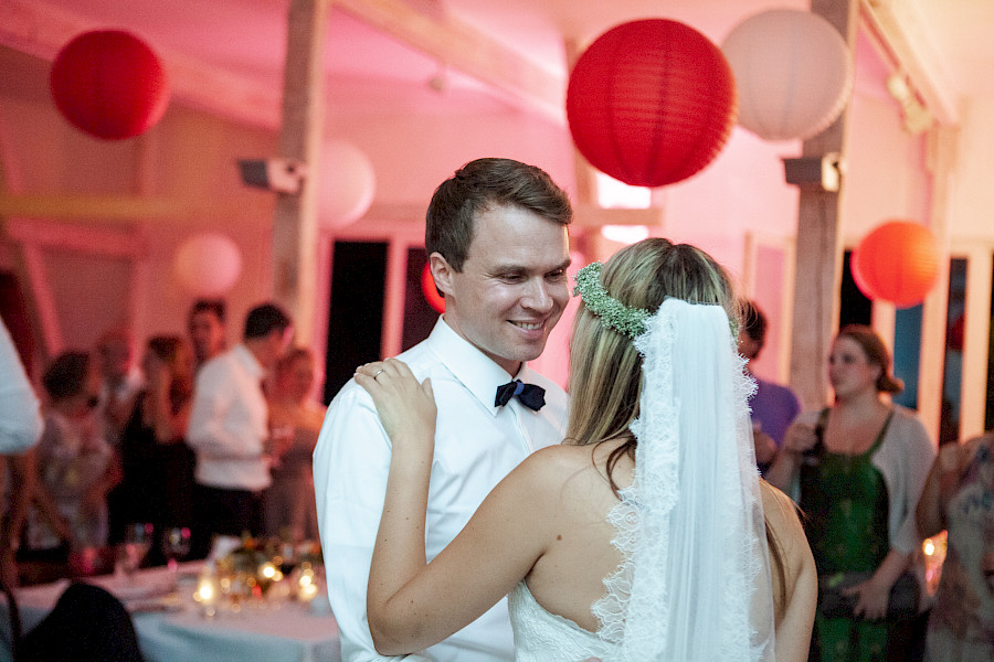 Katja Velmans Hochzeitsfotograf Düsseldorf – Kirchliche Trauung in der Altstadt und Hochzeitsfeier auf dem Nothenhof