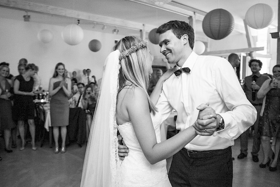 Katja Velmans Hochzeitsfotograf Düsseldorf – Kirchliche Trauung in der Altstadt und Hochzeitsfeier auf dem Nothenhof