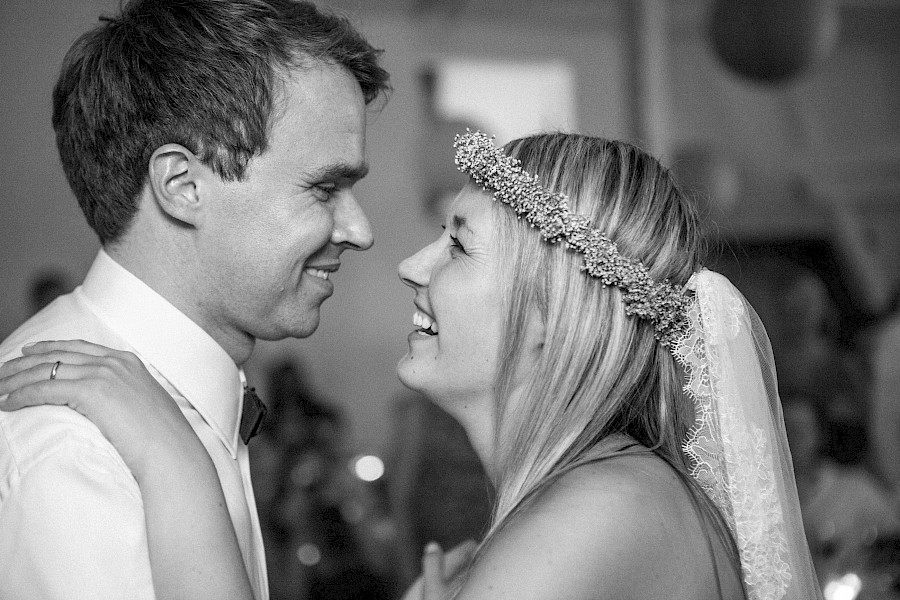 Katja Velmans Hochzeitsfotograf Düsseldorf – Kirchliche Trauung in der Altstadt und Hochzeitsfeier auf dem Nothenhof