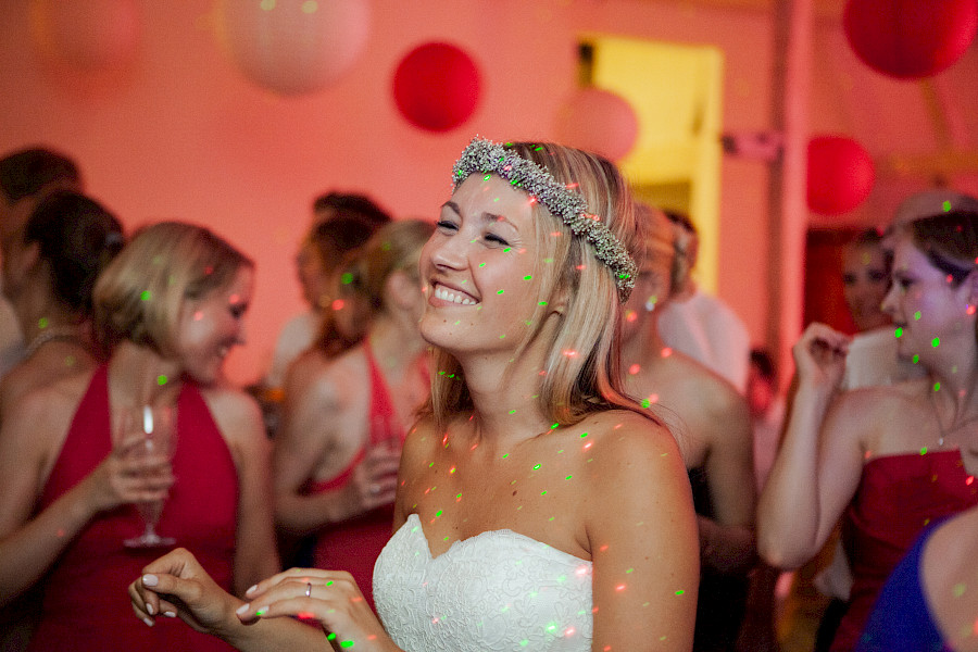 Katja Velmans Hochzeitsfotograf Düsseldorf – Kirchliche Trauung in der Altstadt und Hochzeitsfeier auf dem Nothenhof