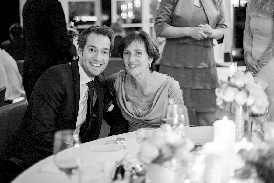 Katja Velmans Hochzeitsfotograf Düsseldorf – Freie Trauung im Landhaus Mönchenwerth