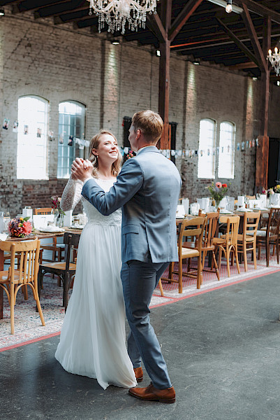 Katja Velmans Hochzeitsfotograf Düsseldorf – Imken und Florians kirchliche Trauung im Gare du Neuss