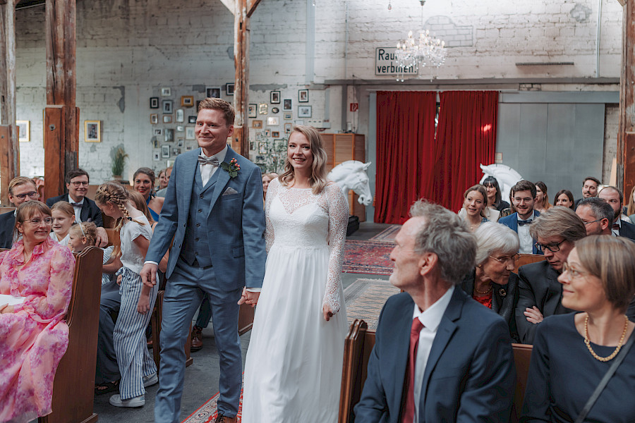 Katja Velmans Hochzeitsfotograf Düsseldorf – Imken und Florians kirchliche Trauung im Gare du Neuss