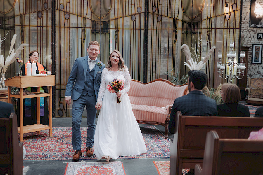 Katja Velmans Hochzeitsfotograf Düsseldorf – Imken und Florians kirchliche Trauung im Gare du Neuss