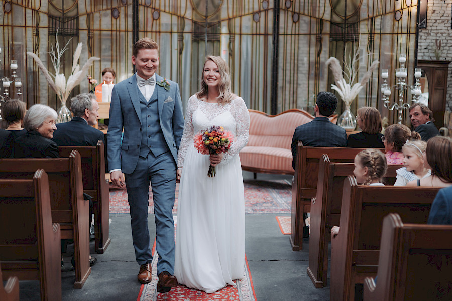 Katja Velmans Hochzeitsfotograf Düsseldorf – Imken und Florians kirchliche Trauung im Gare du Neuss