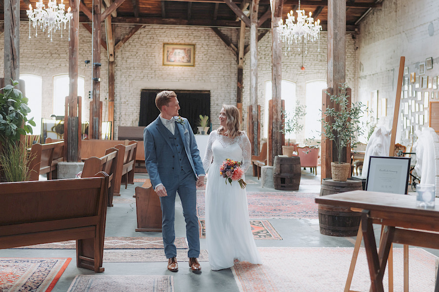 Katja Velmans Hochzeitsfotograf Düsseldorf – Imken und Florians kirchliche Trauung im Gare du Neuss