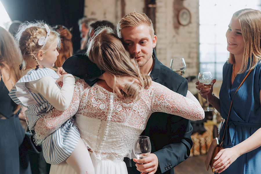 Katja Velmans Hochzeitsfotograf Düsseldorf – Imken und Florians kirchliche Trauung im Gare du Neuss
