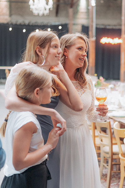 Katja Velmans Hochzeitsfotograf Düsseldorf – Imken und Florians kirchliche Trauung im Gare du Neuss