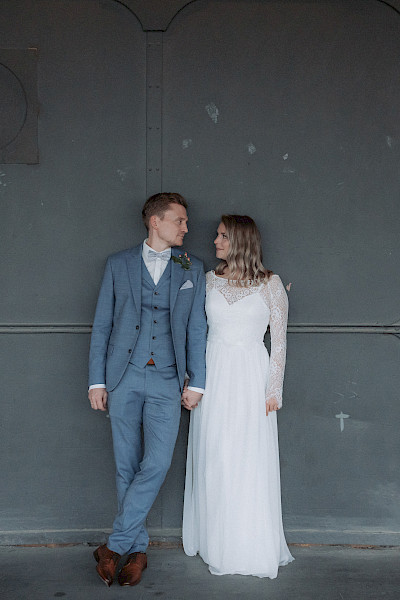 Katja Velmans Hochzeitsfotograf Düsseldorf – Imken und Florians kirchliche Trauung im Gare du Neuss